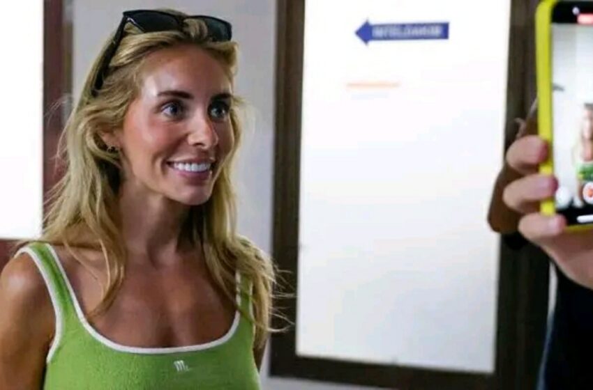  Usai Dideportasi dari Bali, Bonnie Blue Berulah Hina Bendera Indonesia di Depan KBRI London