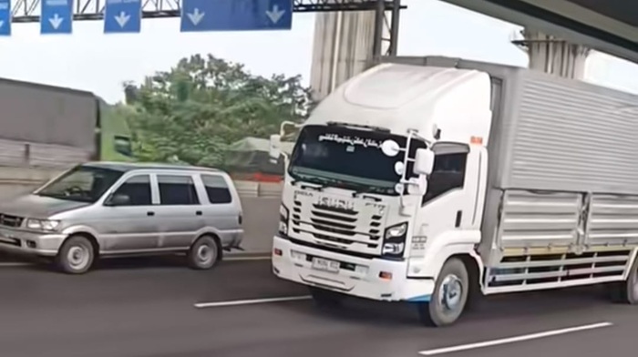  Aksi Heorik Sopir Wingbox, Rela Pepet Mobil ‘Hantu’ di Tol Jakarta-Cikampek Demi Selamatkan Pengendara Lain