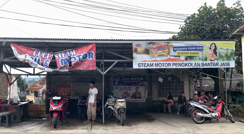  Berkah Lebaran, Warga Ramai Cuci Sepeda Motor