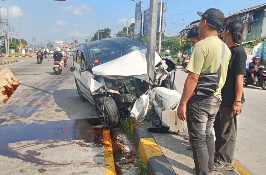  Supir Ngantuk !!! Mobil Terantuk Ke marka Jalan Dan Senggol Pedagang