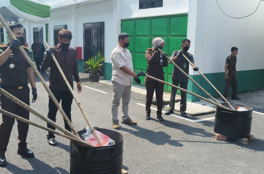  Eksekusi Putusan Tuntas, Kejari Prabumulih Musnahkan Barang Bukti Narkoba dan Senjata Tajam