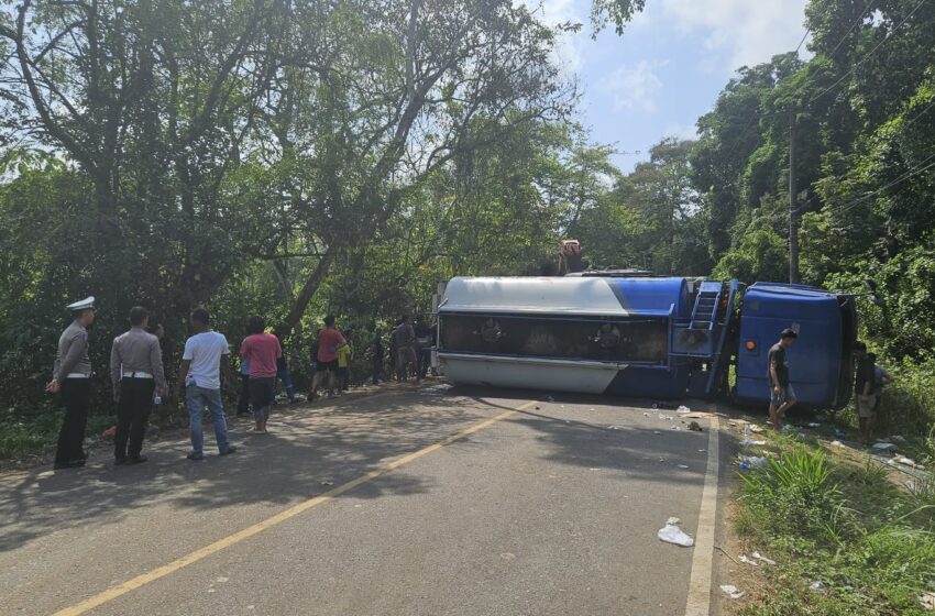  Truk Tangki Terbalik di Rambang Niru, Pengemudi Selamat Tanpa Luka