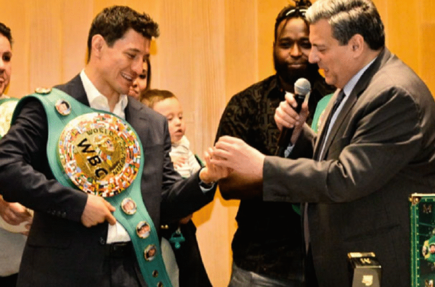  Pukulan Mematikan Zepeda Bawa Pulang Sabuk Hijau Emas WBC, Penghargaan Emas Disematkan Mauricio Sulaiman