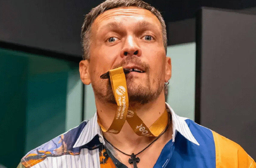  Dari Tinju ke Sepak Bola, Oleksandr Usyk Terima Medali Perunggu Liga Primer Ukraina