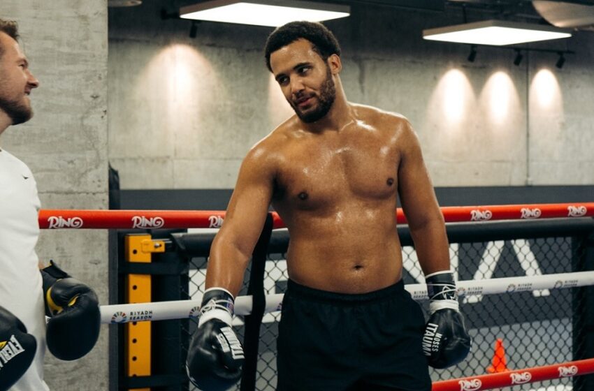  Frank Warren Pasang Badan Usai Kekalahan Moses Itauma, Tegaskan Ben Davison Tetap di Sudut Ring